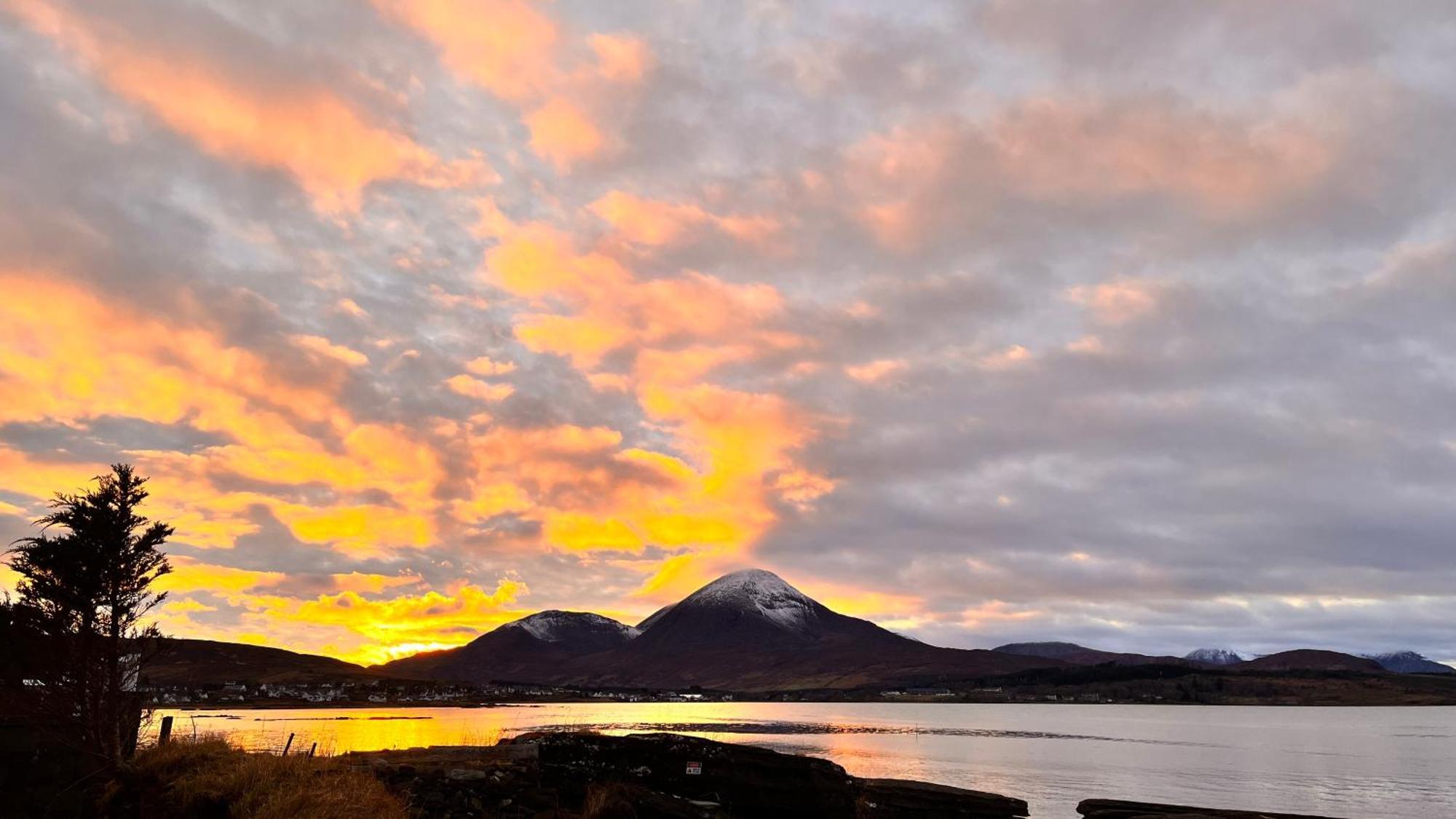 Carnmhor, Isle Of Skye - Stunning 242 Year Old Cottage On Its Own Sea Shore! Breakish Exterior foto